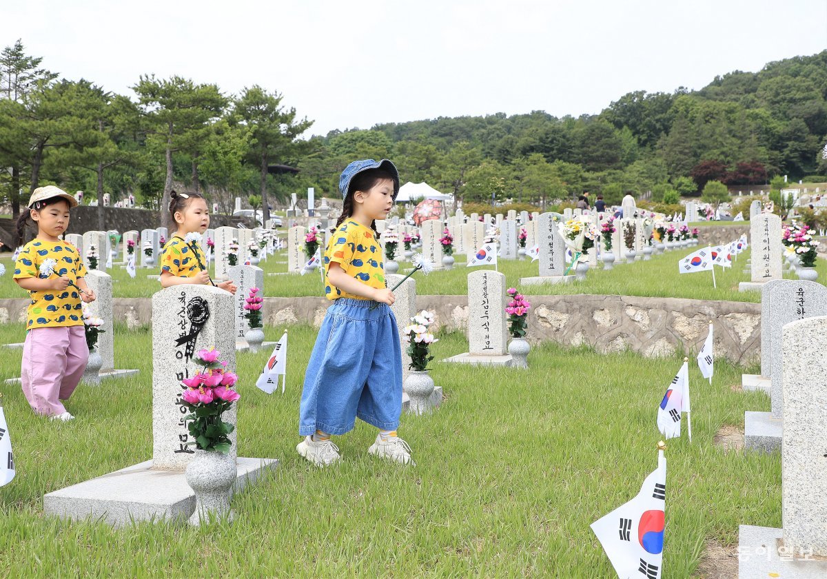 제68회 현충일을 하루 앞둔 5일 서울 동작구 국립서울현충원을 찾은 어린이들이 헌화를 위해 이동하고 있다. 김재명 기자 base@donga.com