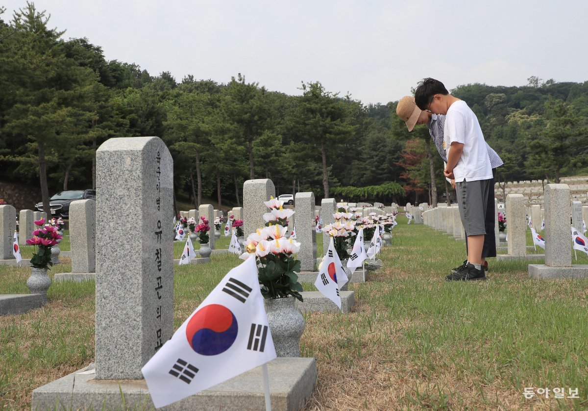 어머니와 함께 현충원을 찾은 학생이 큰할아버지 묘역에서 참배하고 있다. 김재명 기자 base@donga.com