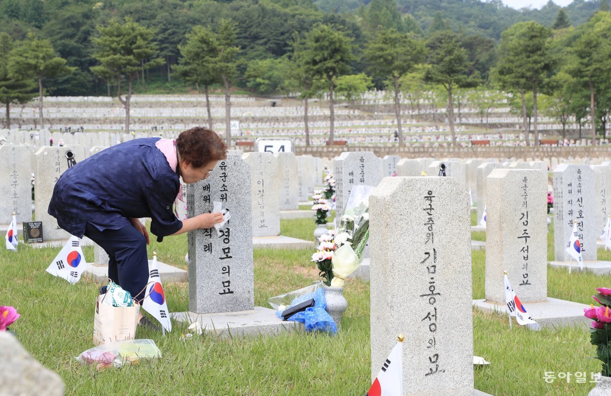 6.25 전쟁에서 전사한 아버지 묘역을 찾은 딸이 묘비를 닦고 있다. 김재명 기자 base@donga.com