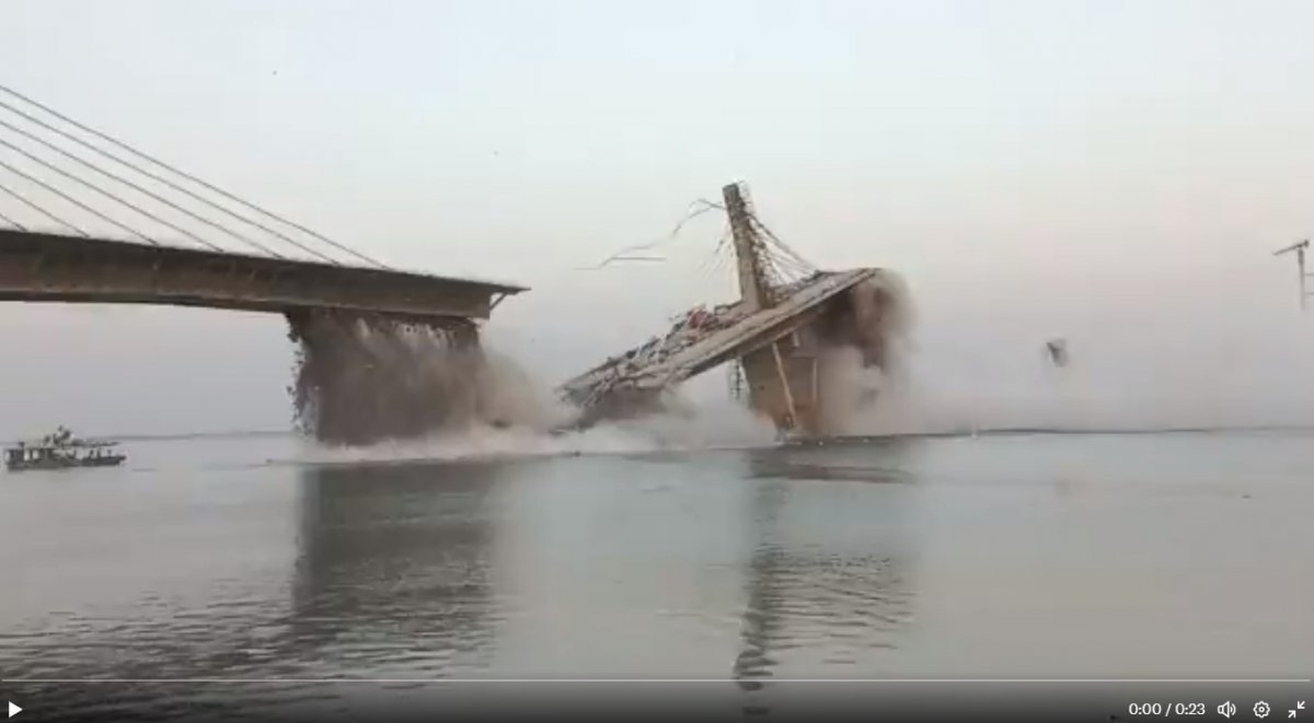 4일 인도 북부 비하르주 바갈푸르 지역 갠지스강에서 건설 중인 3km 남짓의 대형 다리 교각이 여러 개 붕괴됐다. 이번 사고로 인한 사상자는 아직 알려지지 않았다. 사진 출처 트위터