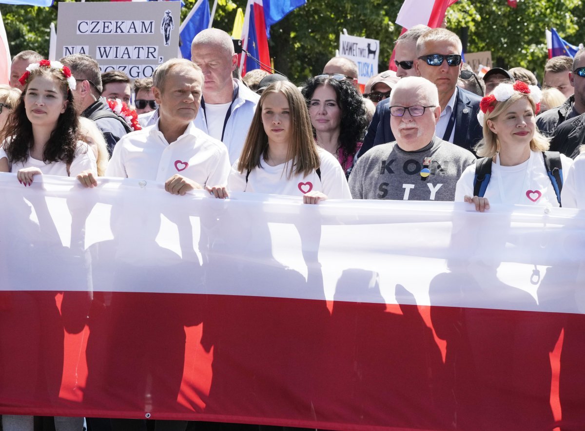 노벨평화상 바웬사 前대통령도 시위 동참 4일 반정부 시위에 참가한 도날트 투스크 전 폴란드 총리(앞줄 왼쪽에서 두 
번째), 레흐 바웬사 전 대통령(오른쪽에서 두 번째)이 시민들과 국기를 들고 수도 바르샤바 거리를 행진하고 있다. 극우 성향인 
집권 ‘법과정의당’이 내놓은 야당 탄압법 등에 항의하기 위한 이날 시위에는 약 50만 명이 참가했다. 1989년 공산권 붕괴 이후
 최대 규모 시위다. 바르샤바=AP 뉴시스
