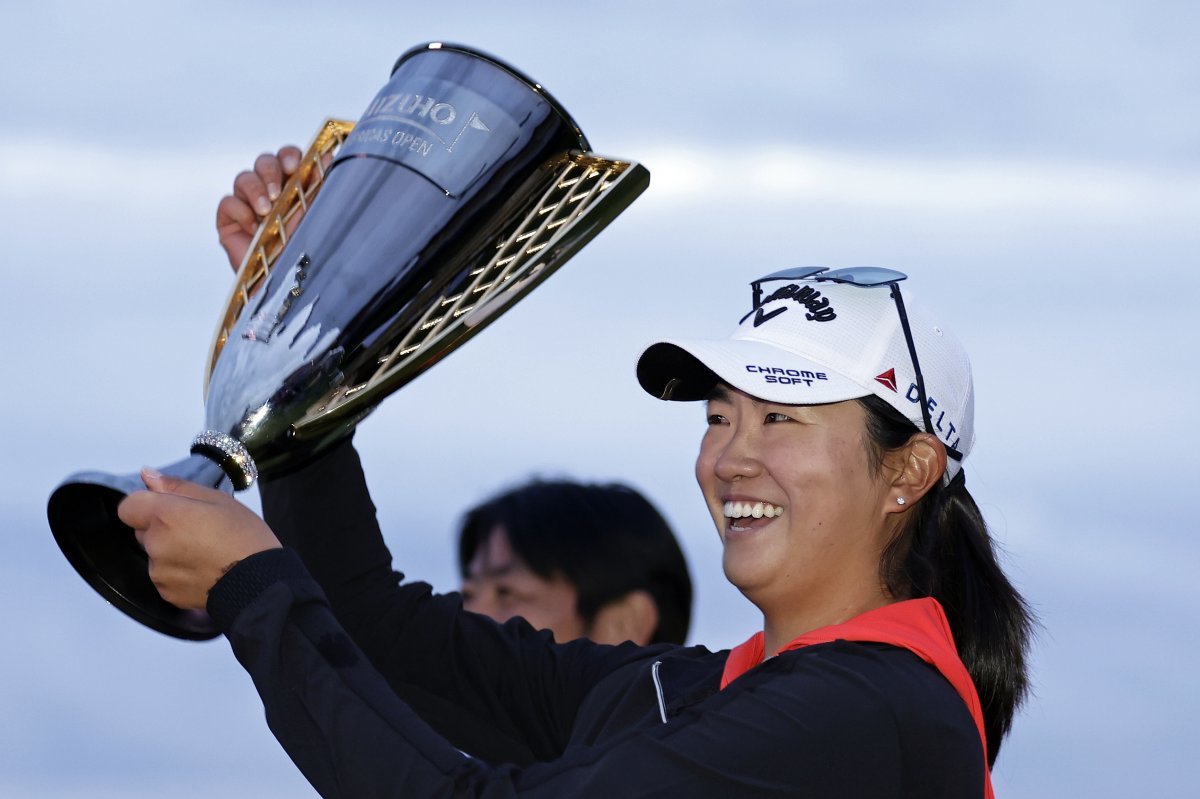 로즈 장(미국)이 미국여자프로골프(LPGA)투어 미즈호 아메리카스 오픈 우승 트로피를 들고 활짝 웃고 있다. 저지시티=AP 뉴시스