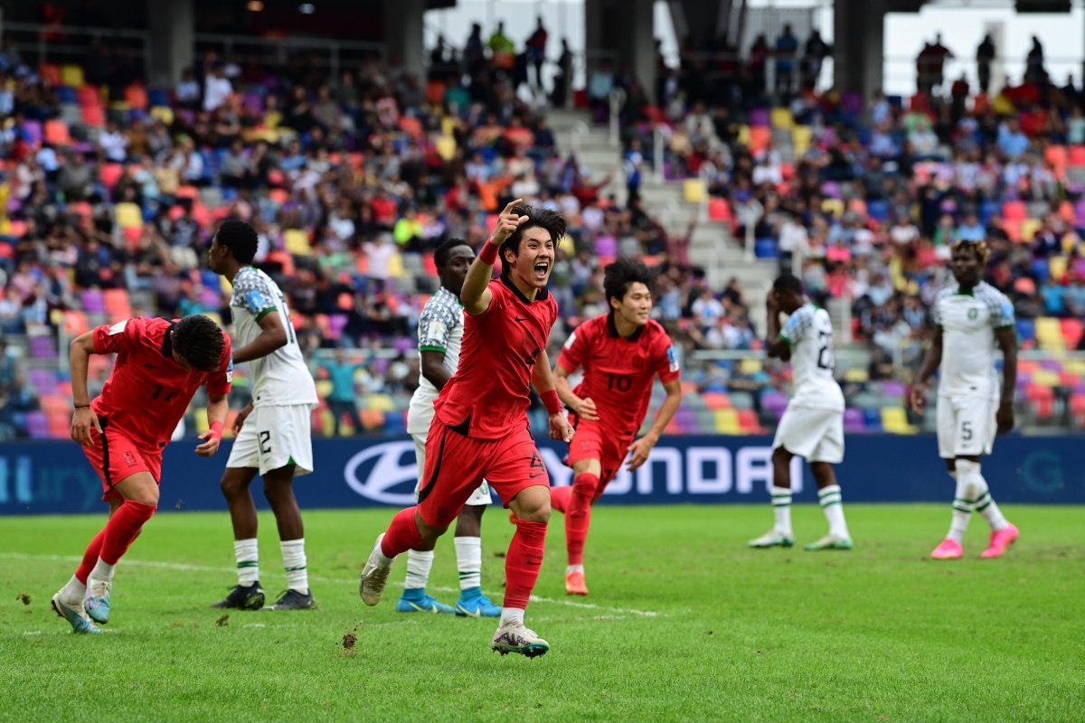 한국 대표팀 중앙수비수 최석현이 5일 나이지리아와의 20세 이하(U-20) 월드컵 8강전에서 결승골을 넣고 벤치를 향해 세리머니를 하고 있다. 대한축구협회 제공