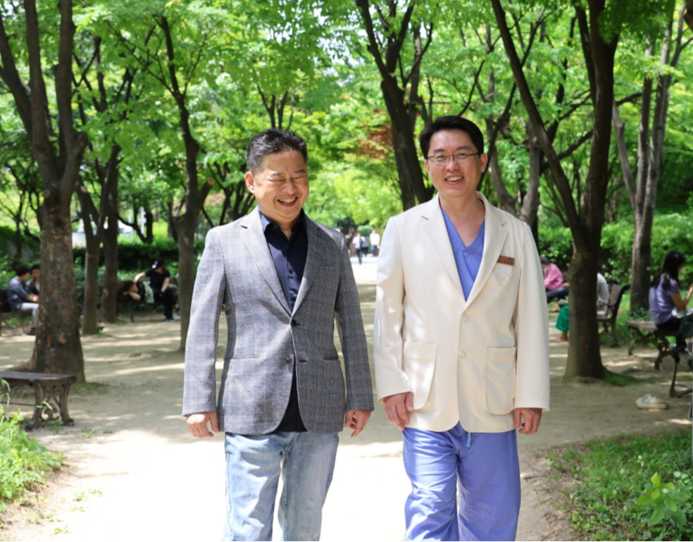 김용덕 씨(왼쪽)는 15년 동안 확장성심근병증으로 고생하다 지난해 11월 심장이식 수술 후에 완치됐다. 김 씨가 수술을 담당했던 조양현 삼성서울병원 심장외과 교수와 함께 병원 산책로를 걷고 있다. 삼성서울병원 제공