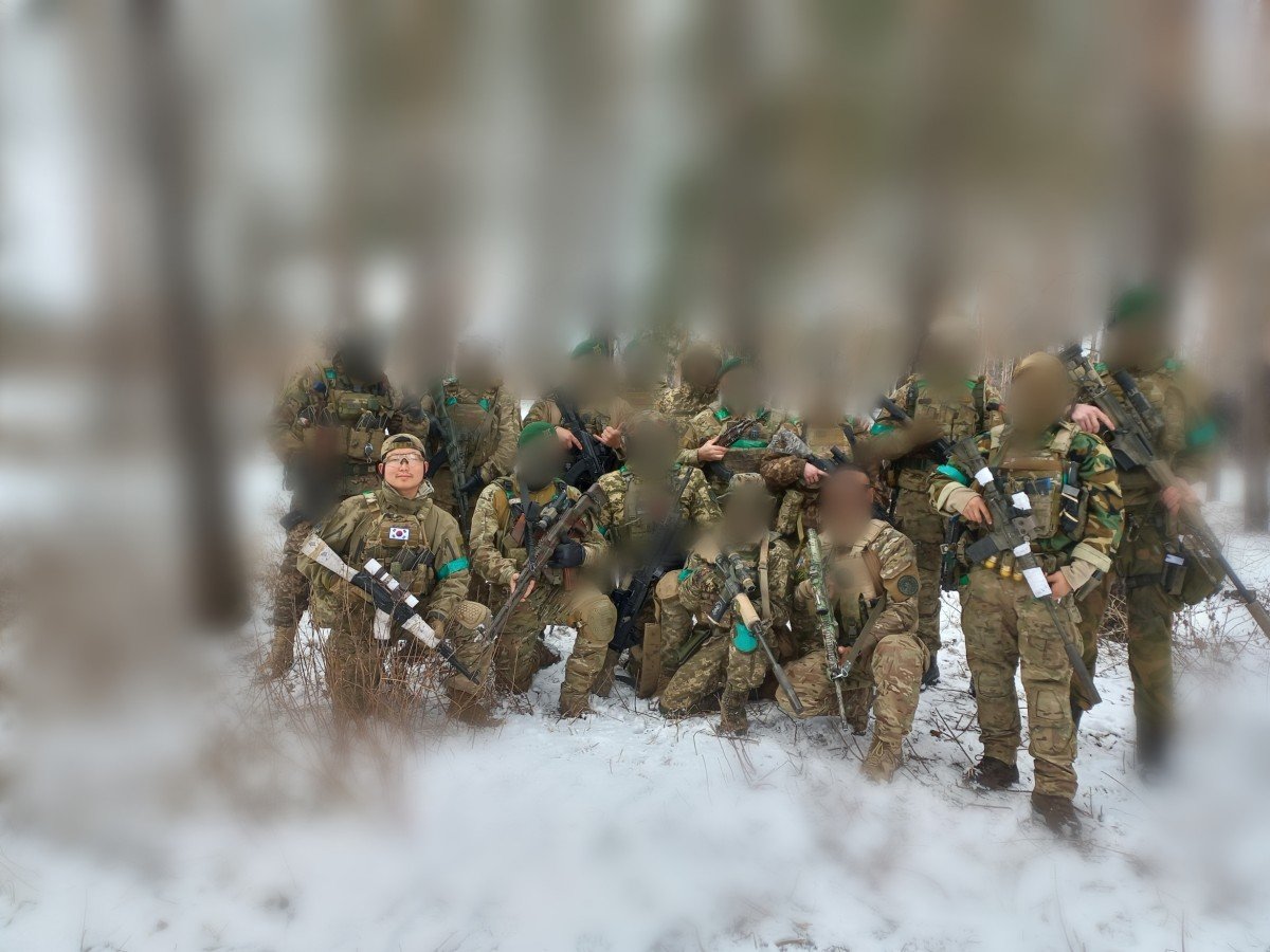 우크라이나 의용군으로 참전한 김재경 씨(앞줄 맨 왼쪽)가 지난해 12월 우크라이나 동부 최전선에서 동료들과 사진을 찍고 있다. 김 씨는 “동료 군인들의 얼굴과 주변 환경을 노출하면 안 된다”며 자신의 얼굴만 공개했다. 김재경 씨 제공.