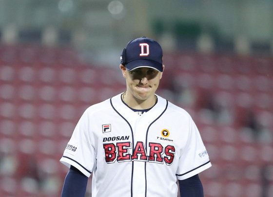 4일 오후 서울 송파구 잠실야구장에서 열린 프로야구 ‘2023 신한은행 SOL KBO리그’ 두산 베어스와 한화 이글스의 경기에서 두산 선발 딜런 파일이 이닝을 마친 후 덕아웃으로 향하고 있다. 2023.5.4 뉴스1