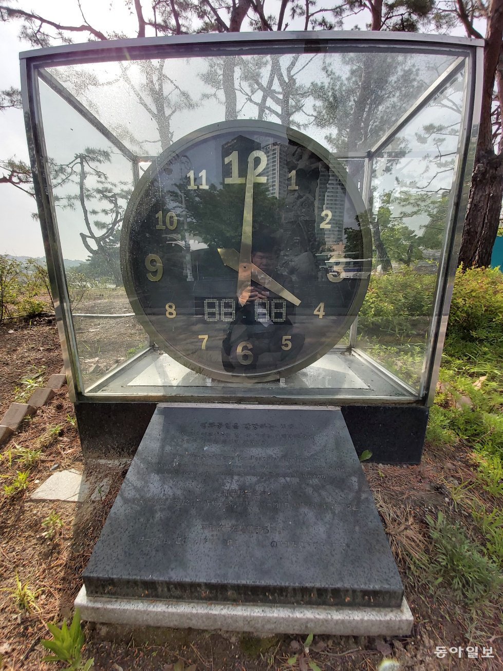 서울 용산 전쟁기념관의 조형물 ‘멈춰진 시계’가 개전 시각을 알리듯 1950년 6월 25일 새벽 4시에 멈춰있다. 구자룡 기자