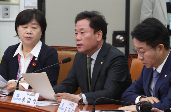 송갑석 더불어민주당 최고위원이 지난달 15일 오전 서울 여의도 국회에서 열린 최고위원회의에서 발언을 하고 있다.