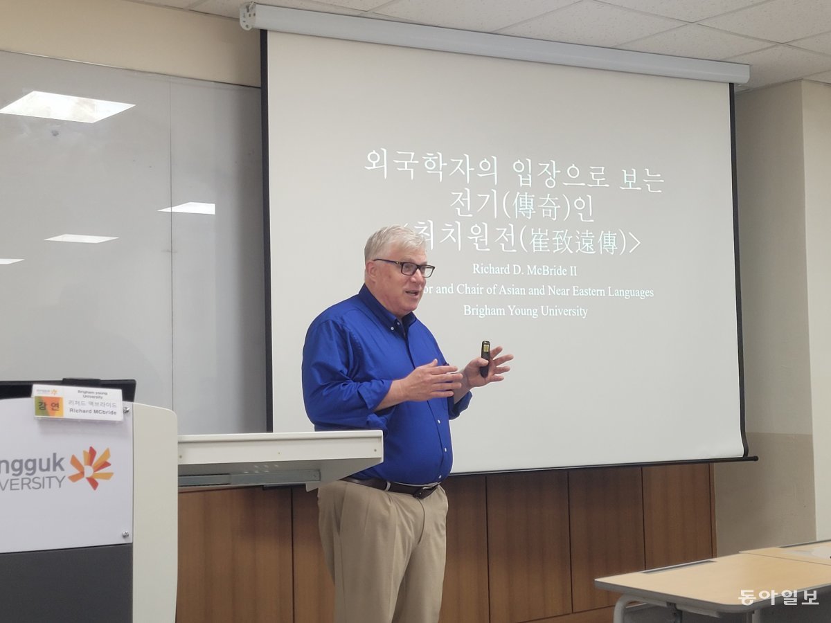 지난달 30일 동국대에서 ‘최치원전’을 강의하고 있는 맥브라이드 교수.  이진구 기자 sys1201@donga.com