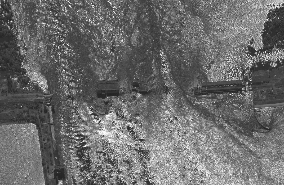Maxar가 제공한 파괴된 노바 카호우카 댐의 위성 사진.