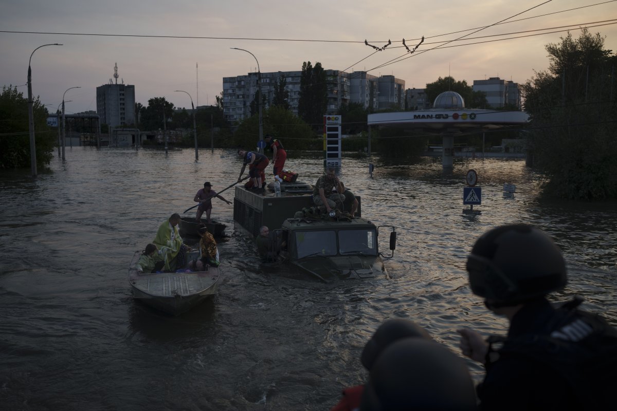 6일(현지시간) 우크라이나 헤르손의 홍수 지역에서 주민들이 대피하고 있다. AP 뉴시스