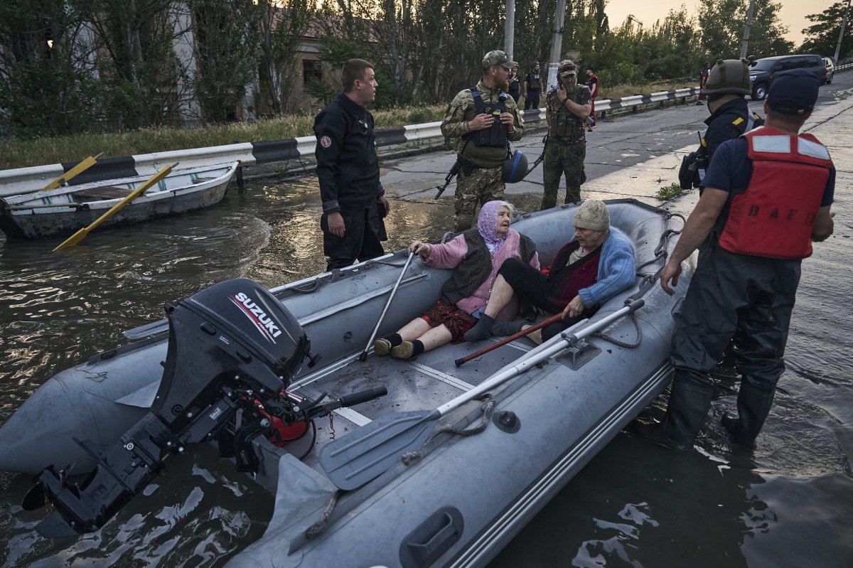 6일(현지시간) 구조대원들이 우크라이나 헤르손의 홍수 지역에서 주민들을 대피시키기 위해 보트에에 태우고 있다. AP 뉴시스