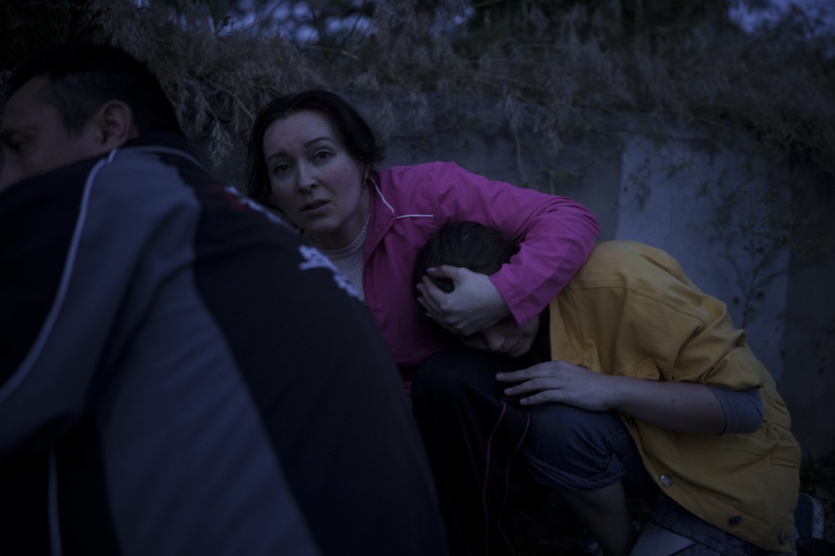 6일(현지시간)우크라이나 헤르손의 침수 지역에서 이리나 소케리나가 딸 리우보프 소케리나를 안고 대피하고 있다. AP 뉴시스