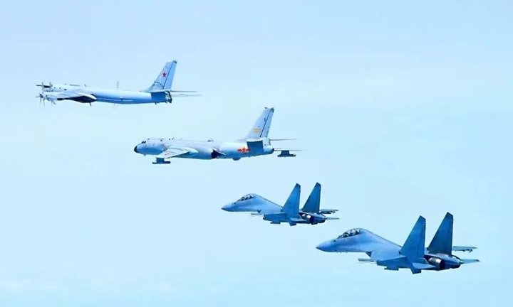 지난해 5월 24일 중·러 양국이 합동 비행훈련을 실시하는 과정에서 중국 훙(H)-6K 폭격기, 러시아 Tu-95MS 전략폭격기, 중국 젠(J)-16 전투기 등이 나란히 비행하는 모습. 뉴시스