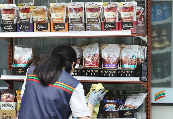 서울시내 한 편의점에서 아르바이트생이 매대를 정리하는 모습.ⓒ News1