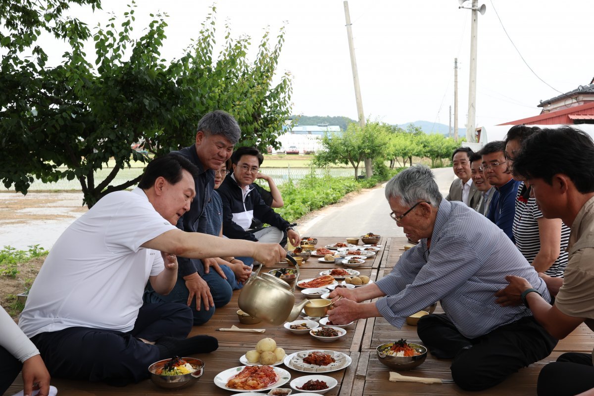 윤석열 대통령이 7일 충남 부여군 임천면에 있는 꿈에영농조합법인 모내기 현장을 방문해 직접 모내기에 참여한 뒤 주민들과 새참을 하고 있다./2023.6.7 대통령실 제공