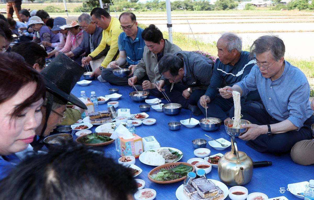 문재인 전 대통령이 2019년 5월 24일 경북 경주시 옥산마을에서 모내기를 한뒤 마을 주민과 새참을 하고  있다. 2019.5.24. 동아일보 DB