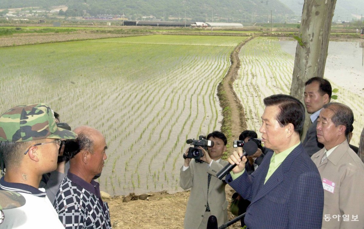 김대중 전 대통령이 2001년 5월 24일 봄가뭄으로 어려움을 겪고있는 경기도 연천군 전곡읍 용수개발현장을 방문해 대민지원 군인들을 격려하고 있다. 2001.05.24 동아일보 DB