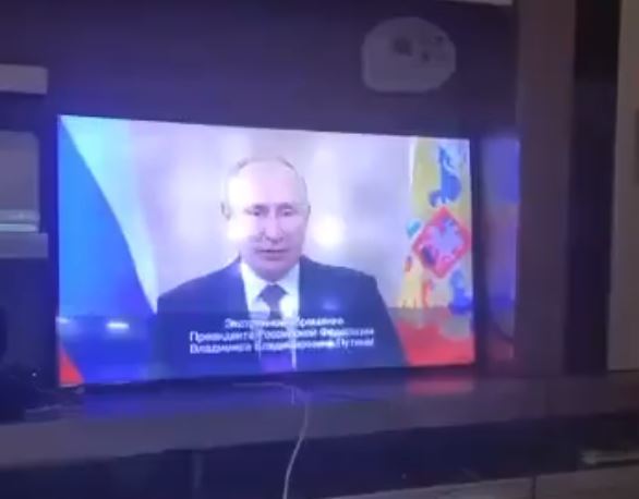 해킹범들이 만든 블라디미르 푸틴 러시아 대통령의 거짓‘계엄령’ 영상. @ianbremmer 트위터 캡처