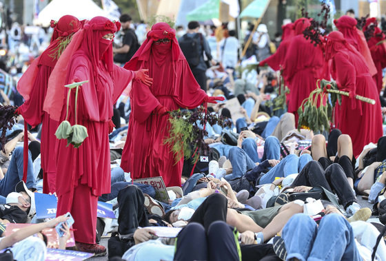 지난해 9월 24일 서울시청 인근 세종대로에서 환경단체 회원들이 기후 위기를 경고하는 의미의 붉은 옷을 입은 채 924 기후정의행진에 함께하고 있다.(공동취재) 2022.9.24/뉴스1