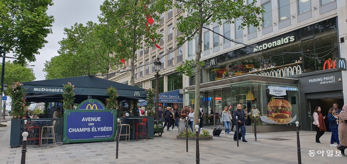 지난달 23일(현지 시간) 프랑스 파리 샹젤리제 대로 맥도널드 매장에 사람들이 붐비고 있다. 외부 테라스에도 많은 사람들이 앉아 식사를 하고 있다. 파리=조은아 특파원 achim@donga.com