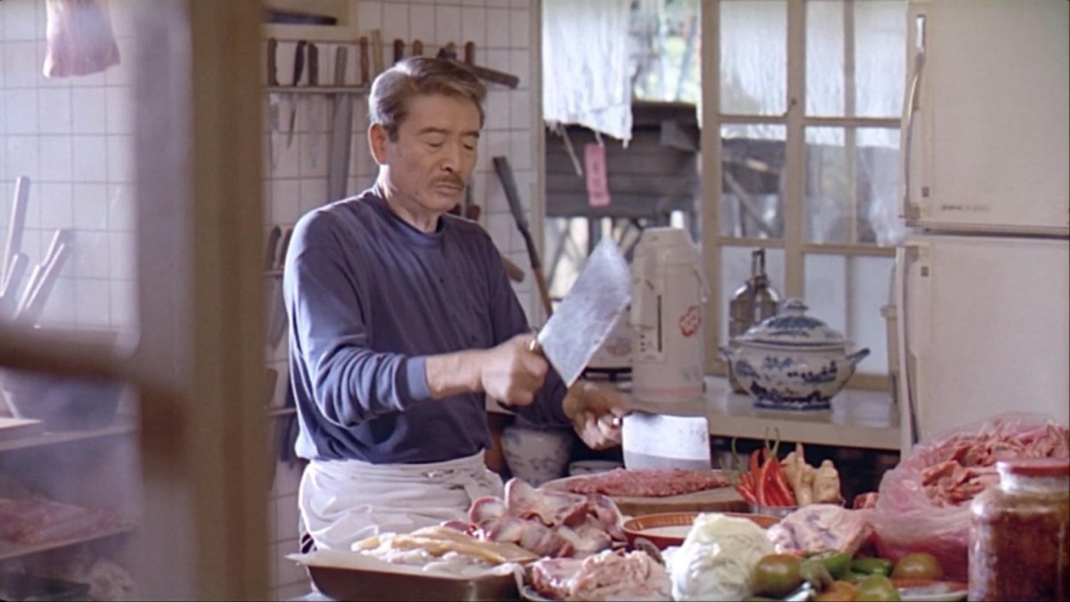 영화 ‘음식남녀’에서 요리사인 주 선생은 딸들에게 먹일 만두를 정성껏 빚는다. 케이알씨지 제공