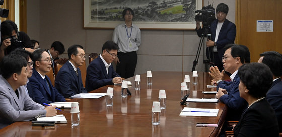 이만희 국회 행정안전위원회 국민의힘 간사와 여당 의원들이 7일 오전 경기 과천 중앙선거관리위원회를 항의 방문해 ‘특혜 채용’ 의혹 관련 감사원 감사를 받을 것을 촉구하고 있다. 사진공동취재단