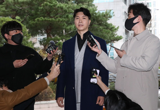 박수홍씨가 지난 3월 15일 서울서부지법에서 열린 재판에 증인으로 출석하며 취재진의 질문에 답하고 있다. 뉴스1