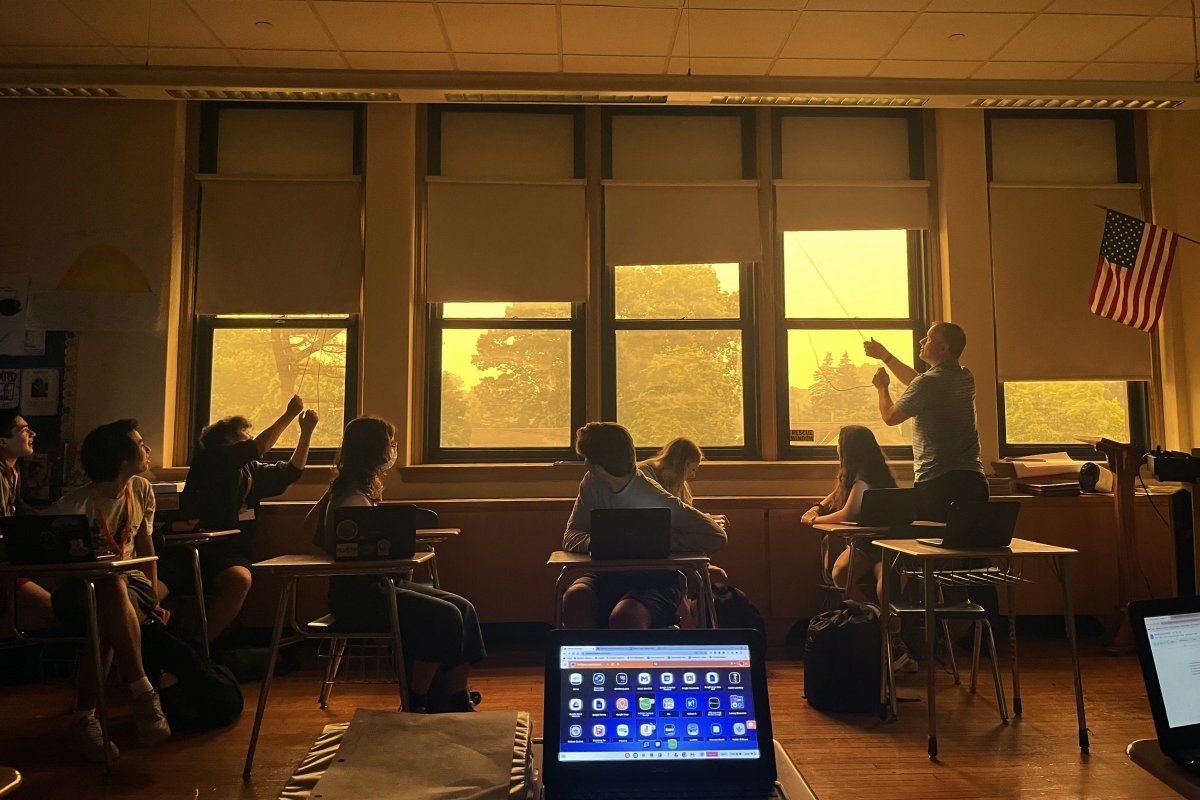 미국 뉴욕의 펠햄 메모리얼 고등학교 학생들이 수업 도중 캐나다 산불로 연기가 자욱한 창밖을 내다보고 있다. 캐나다 산불로 미국 북동부 지역에 대기질 경보가 발령됐으며 관계 당국은 취약계층에 외출 자제를 권고하고 있다. 뉴욕=AP/뉴시스