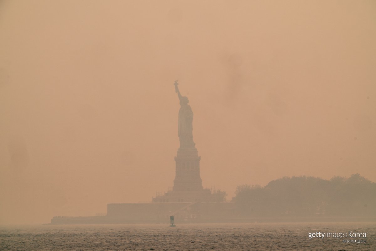 7일(현지시각) 미국 뉴욕에 위치한 자유의 여신상이 캐나다 산불 연기 여파로 뿌옇게 보이고 있다. ⓒ(GettyImages)/코리아