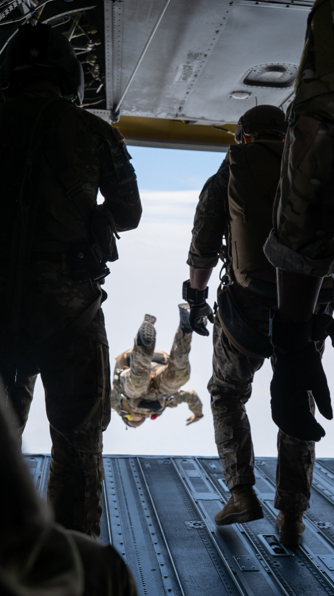 손식 특전사령관과 마이클 마틴 주한 미특수전사령관이 5일 치누크 헬기에서 동반 고공강하(HALO)를 실시하고 있다.    출처 특전사 SNS