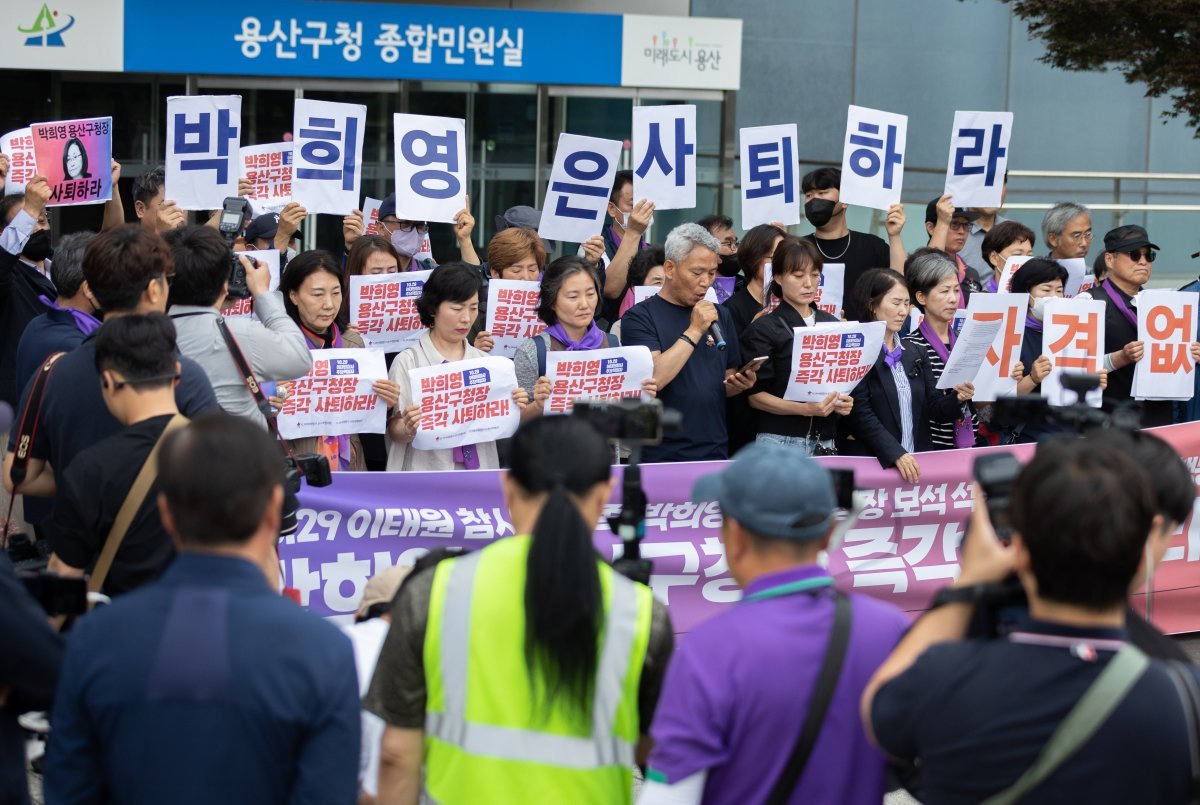 송진영 이태원 참사 유가족 협의회 대표 직무대행이 8일 오전 서울 용산구청 앞에서 열린 용산구청장 사퇴 촉구 기자회견에서 발언을 하고 있다. 2023.6.8. 뉴스1