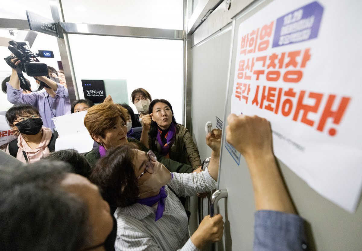 이태원 참사 유가족들이 8일 오전 서울 용산구청에서 전날 보석으로 석방된 박희영 용산구청장의 출근을 막으려 구청장실에 진입하려 했으나 잠긴 문에 가로막혀 있다. 2023.6.8. 사진공동취재단