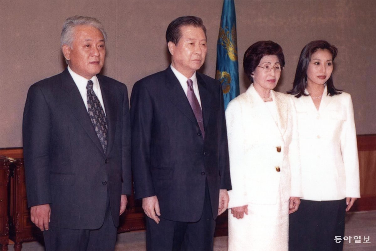 1996년 6월 김대중 전 대통령 부부와 함께 기념 촬영을 하고 있는 김한길 최명길 부부. 동아일보DB