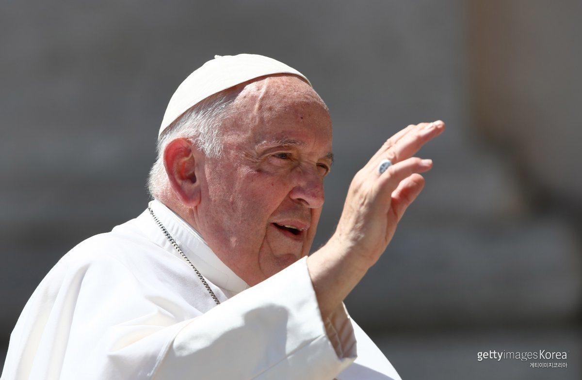 프란치스코 교황이 수술 당일인 7일(현지시간) 바티칸 성 베드로 광장에서 수요 일반알현을 주례하고 있다. ⓒ(GettyImages)/코리아