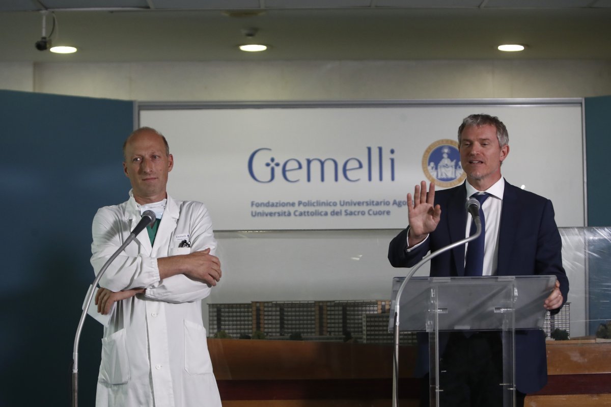 세르조 알피에리 외과의사(왼쪽)가 7일(현지시간) 이탈리아 로마 제멜리 병원에서 열린 프란치스코 교황의 탈장 수술 후 기자회견에 교황청 대변인 마테오 브루니와 참석했다. 교황은 이날 제멜리 병원에서 복부 탈장 수술을 받았다. 로마=AP/뉴시스