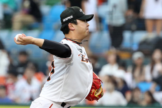 3일 오후 대전 중구 한화생명 이글스파크에서 열린 프로야구 ‘2022 신한은행 SOL KBO리그’ SSG 랜더스와 한화 이글스의 경기에서 9회초 SSG 공격 한화 강재민이 역투하고 있다. 2022.10.3 뉴스1