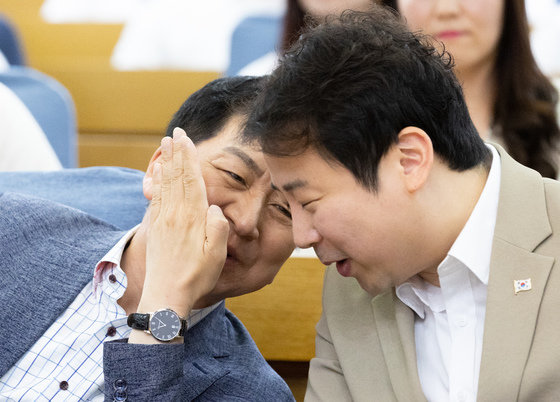 김기현 국민의힘 대표(왼쪽)와 장예찬 중앙청년위원회 위원장이 3일 오전 서울 여의도 국회의원회관에서 열린 중앙청년위원회 발대식에서 대화를 하고 있다. 2023.6.3/뉴스1