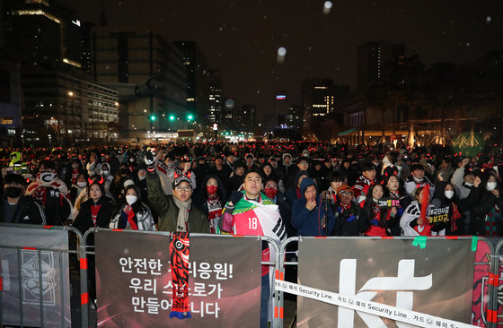 9일 오전 5시부터 광화문 광장에서 거리 응원이 펼쳐진다. 뉴스1