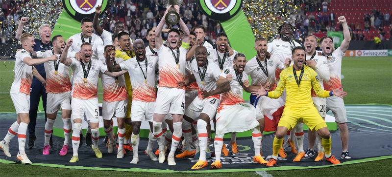 웨스트햄(잉글랜드) 선수들이 8일 피오렌티나(이탈리아)와의 2022∼2023시즌 유럽축구연맹(UEFA) 유로파 콘퍼런스리그 결승전에서 2-1로 이긴 뒤 우승 트로피를 들고 기뻐하고 있다. 프라하=AP 뉴시스
