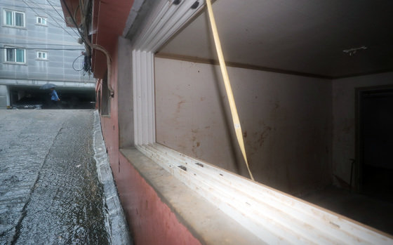 제11호 태풍 ‘힌남노’가 북상 중인 5일 기록적인 폭우로 피해를 입었던 서울 관악구 신림동의 다세대 주택 반지하가 창문을 떼어놓은 채 방치되고 있다. 2022.9.5/뉴스1