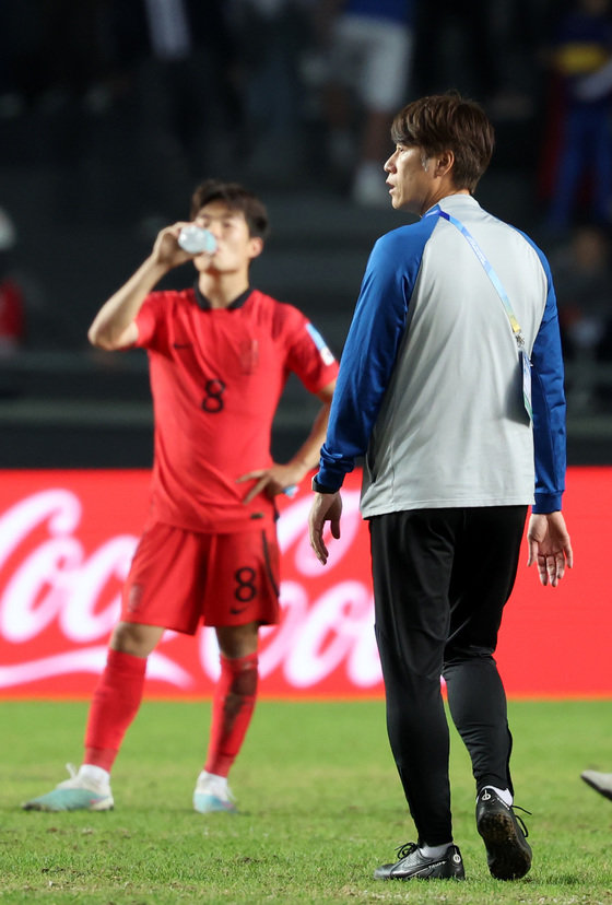 8일(현지시간) 아르헨티나 라플라타 라플라 스타디움에서 열린 ‘FIFA U-20 월드컵 아르헨티나 2023’ 준결승전 한국과 이탈리아의 경기에서 1대2로 패배한뒤 김은중 대표팀 감독이 주장 이승원에게로 향하고 있다. 2023.6.9/뉴스1 ⓒ News1