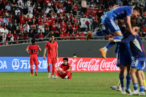 8일(현지시간) 아르헨티나 라플라타 라플라 스타디움에서 열린 ‘FIFA U-20 월드컵 아르헨티나 2023’ 준결승전 한국과 이탈리아의 경기에서 1대2로 패배한 한국 선수들이 아쉬워하고 있다. 2023.6.9/뉴스1 ⓒ News1