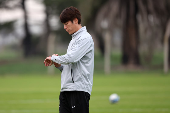 김은중 한국 20세 이하(U-20) 월드컵 축구대표팀 감독이 7일(현지시간) 아르헨티나 에스탄시아 치카 훈련장에서 시간을 확인하고 있다. 2023.6.8/뉴스1 ⓒ News1