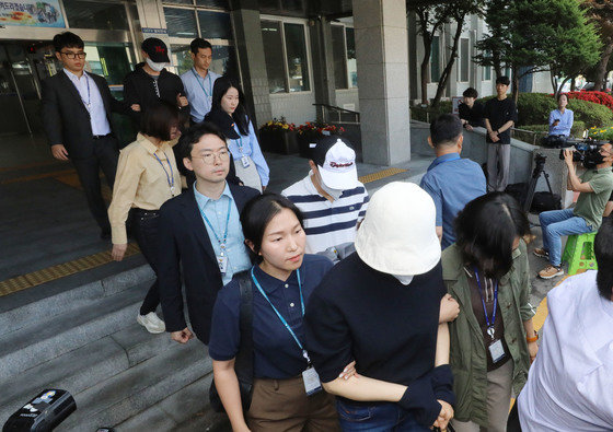 동탄신도시 전세사기 사건 관련 임대인과 공인중개사들이 9일 오전 경기 수원시 영통구 수원남부경찰서 유치장에서 나와 검찰로 송치되고 있다. 경기남부경찰청은 사기 등 혐의로 경기 화성지역 소재 268채 오피스텔 소유 임대인 박모씨 부부, 43채 소유 임대인 양모씨 부부, 피해임차인과 계약을 맺게 한 공인중개사 업자 이모씨 부부 등 6명에 대해 오는 9일 검찰에 송치한다. 공인중개사 업자 이모씨 부부는 박씨 부부, 양씨 부부와 피해자 간의 임대차 계약을 맺게한 혐의를 받고 있다. 2023.6.9. 뉴스1