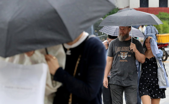전국 곳곳에 비가 내린 8일 오후 서울 중구 세종대로에서 우산을 쓴 외국인들이 걸음을 재촉하고 있다. 2023.6.8/뉴스1