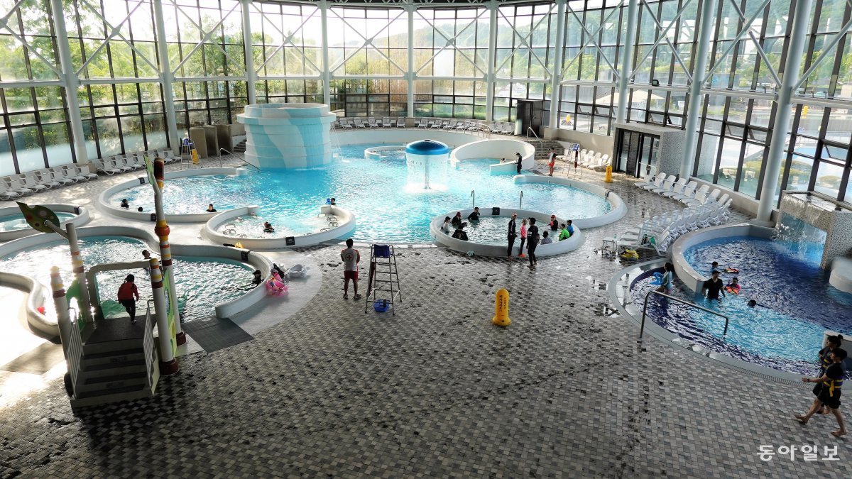 파라다이스 스파도고의 실내 바데풀.  독일의 바데하우스를 모델로 만들어진 수(水)치료 풀이다.