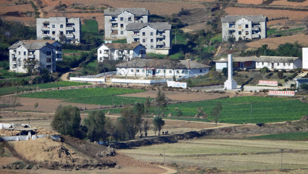 경기 김포시에서 북한 황해도 개풍군 일대 조성된 선전 마을이 보이고 있다. 2022.10.24/뉴스1