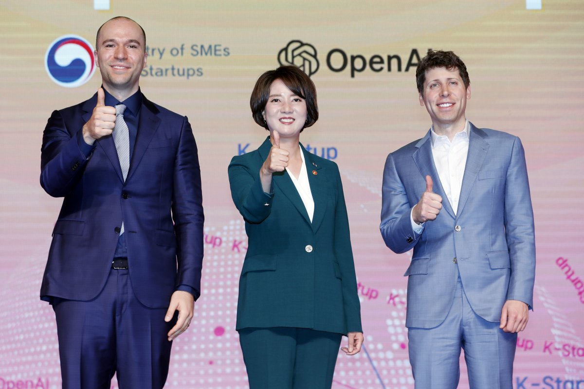 9일 서울 영등포구 63스퀘어에서 열린 K-Startups meet OpenAI 행사에서 샘 올트먼 오픈AI 최고경영자(오른쪽), 그레그 블록만 오픈AI 회장이 이영 중소벤처기업부 장관과 기념촬영을 하고 있다. 뉴시스