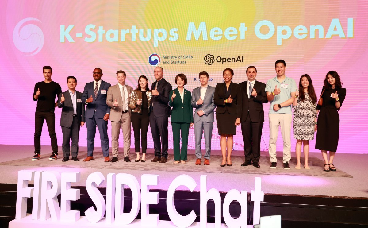 9일 서울 여의도 63빌딩에서 열린 ‘K-스타트업 meet OpenAI’에서 이영 중소벤처기업부 장관과 샘 올트먼 OpenAI 대표, 그레그 블록만 OpenAI 회장 등이 기념촬영을 하고 있다. (중소벤처기업부 제공) 뉴스1